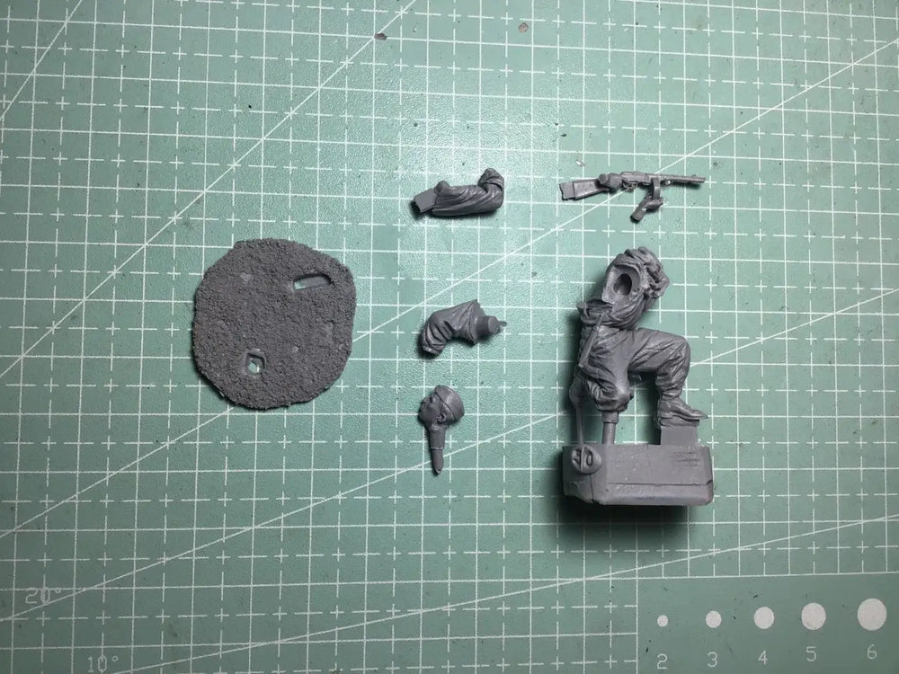 1/35 Modern Tactical Operator Advancing with Rifle, Resin Model Figure Kit, Unassembled and Unpainted