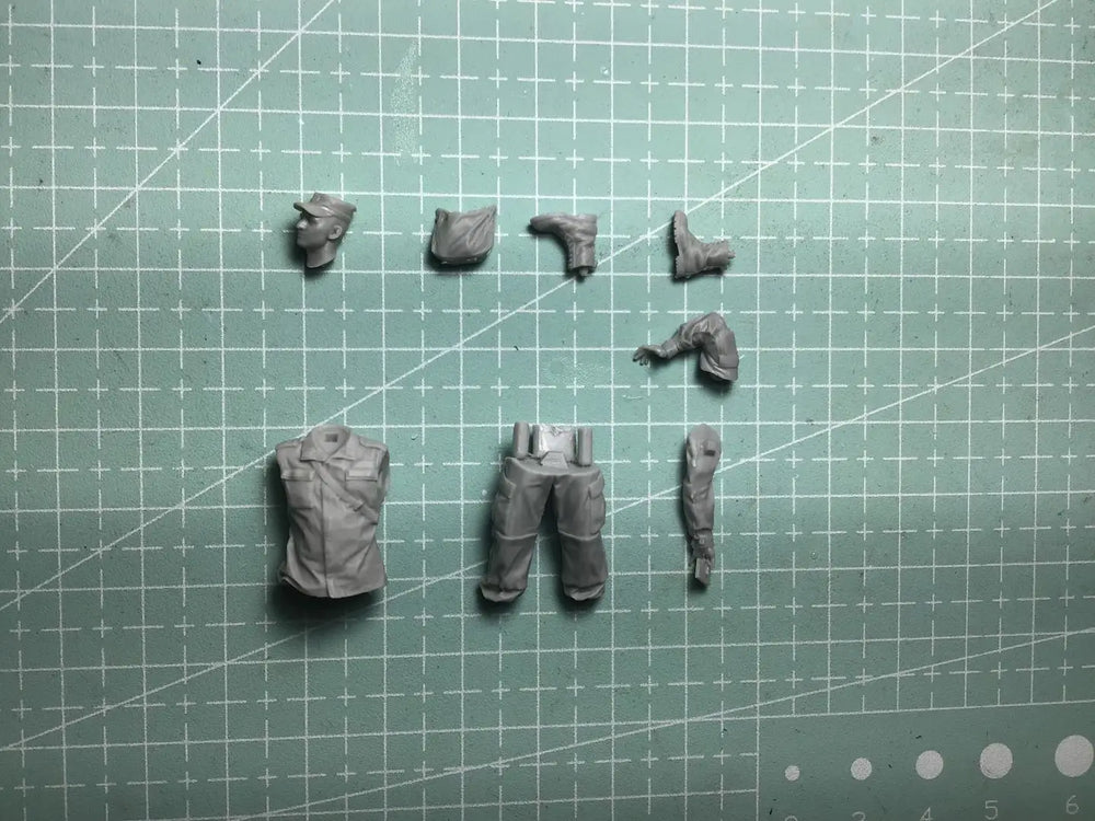 1/35 Modern Soldiers with Armored Vehicle, 2 Figures, Resin Model Figure Kit, Unassembled and Unpainted