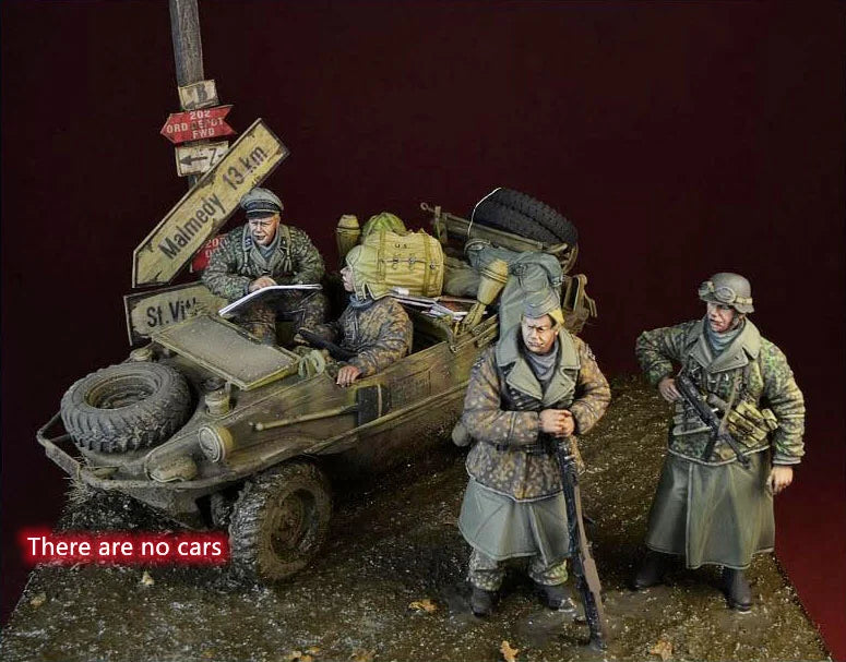 1/35 WWII German Officers Conferring in Winter Overcoats, 4 Figures, Resin Model Figure Kit, Unassembled and Unpainted
