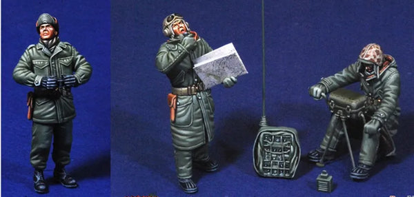1/35 WWII Soviet Infantry Officer with Map and Enlisted Men, 3 Figures, Resin Model Figure Kit, Unassembled and Unpainted