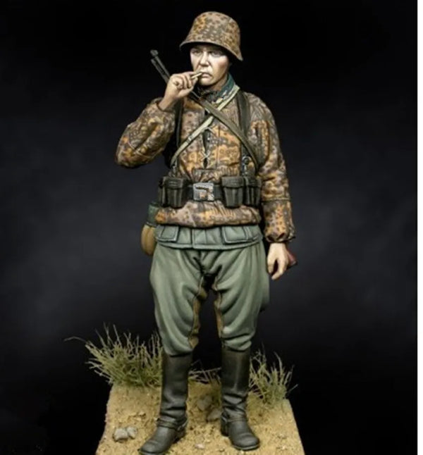 1/24 WWII German Infantry in Splinter Camouflage, Resin Model Figure Kit, Unassembled and Unpainted