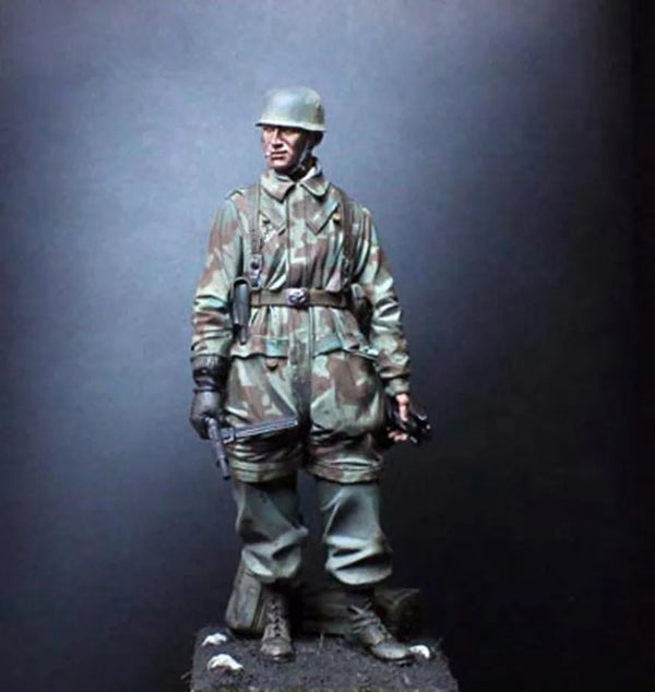 1/16 WWII German Infantryman in Stahlhelm with Puttees, Resin Model Figure Kit, Unassembled and Unpainted