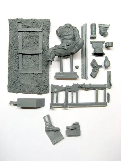 1/16 WWII German Infantry Seated with Kar98k, Resin Model Figure Kit, Unassembled and Unpainted