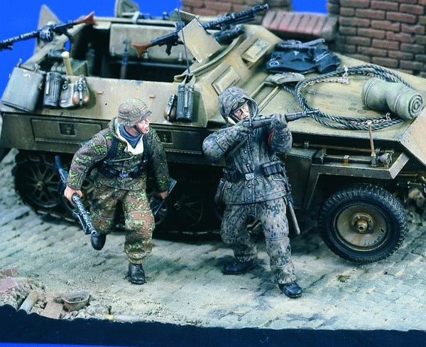 1/35 WWII Infantry at Desert Tactical Vehicle, 4 Figures, Resin Model Figure Kit, Unassembled and Unpainted