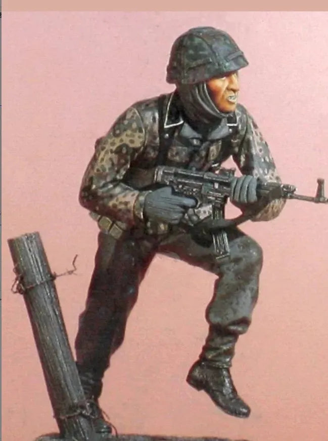 1/16 WWII Infantryman Advancing with Rifle, Resin Model Figure Kit, Unassembled and Unpainted