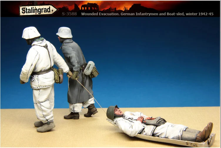 1/35 WWII German Stalingrad Winter Evacuation, 3 Figures, Resin Model Figure Kit, Unassembled and Unpainted