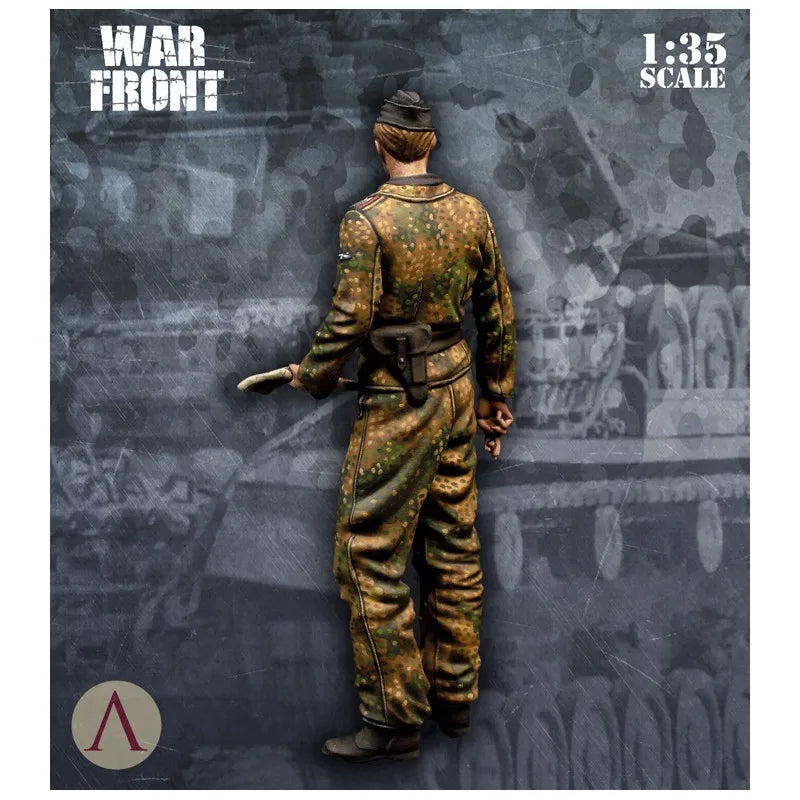 1/35 WWII German Infantry in Splinter Camouflage, Resin Model Figure Kit, Unassembled and Unpainted