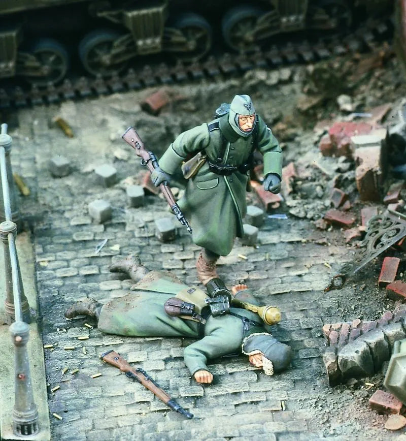 1/35 WWII German Grenadier Throwing Grenade with Infantry, Resin Model Figure Kit, Unassembled and Unpainted
