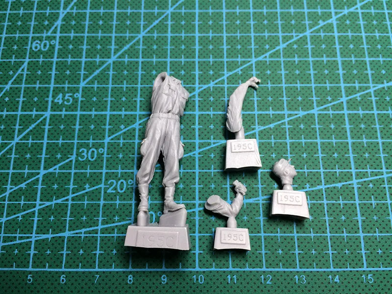 1/35 Modern Russian Tank Crew with Prone Combat Soldier, 3 Figures, Resin Model Figure Kit, Unassembled and Unpainted