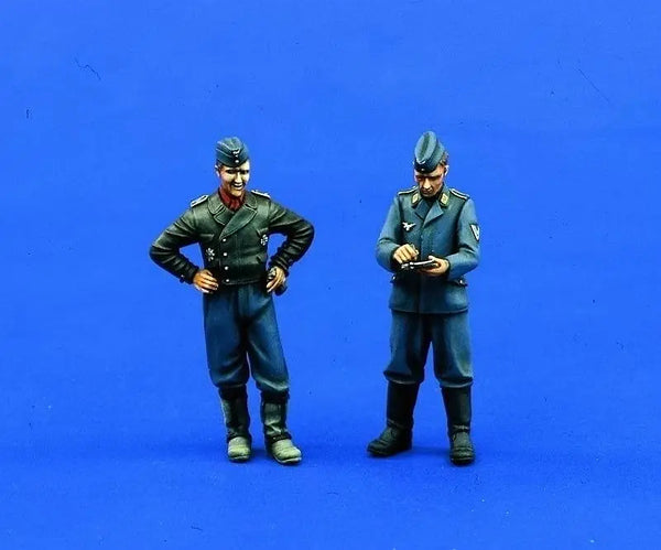 1/35 WWII German Luftwaffe Pilot & Crew Chief, 2 Figures, Resin Model Figure Kit, Unassembled and Unpainted