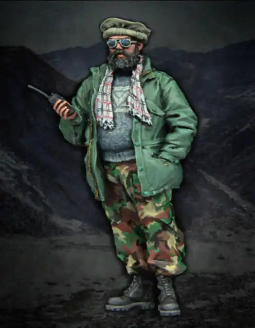 1/35 Modern Bearded Fighter in Green Quilted Parka with Rifle, Resin Model Figure Kit, Unassembled and Unpainted