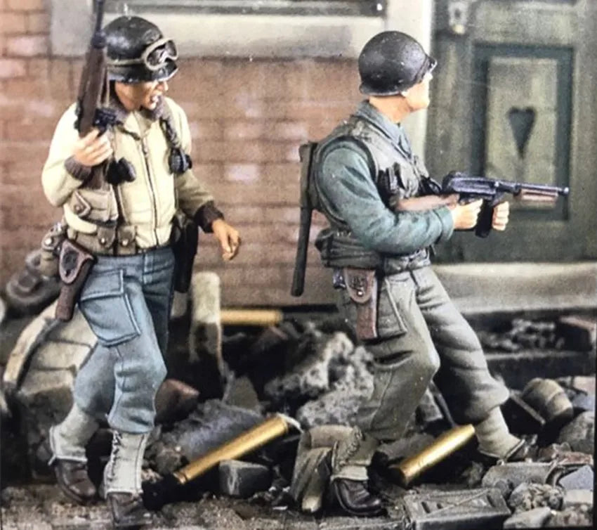 1/35 WWII Soldier with Helmet, Resin Model Figure Kit, Unassembled and Unpainted