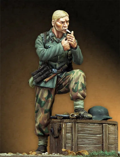 1/35 WWII German Infantry Resting on Ammo Box, Resin Model Figure Kit, Military Theme, Unassembled and Unpainted