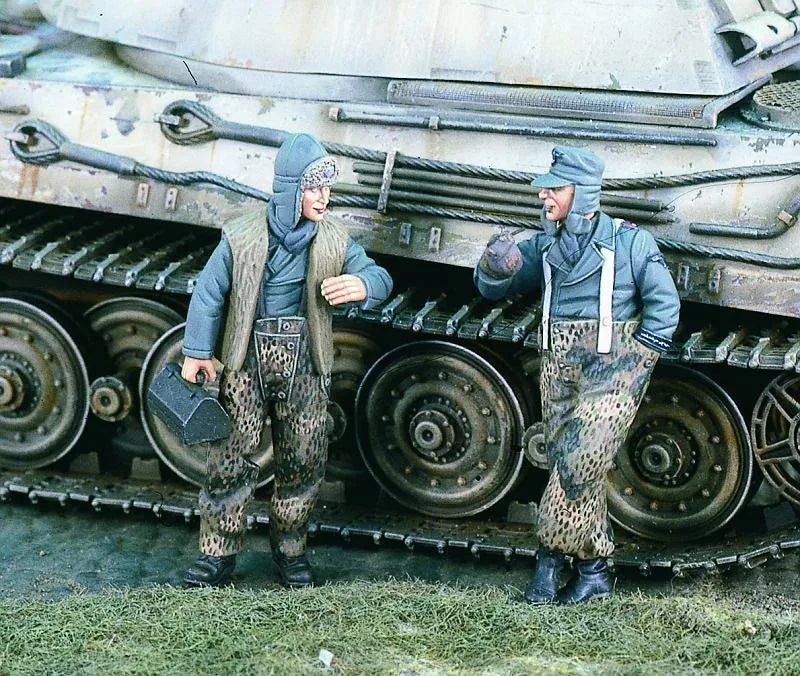 1/35 WWII German Panzer Crew at Rest, 2 Figures, Resin Model Figure Kit, Unassembled and Unpainted
