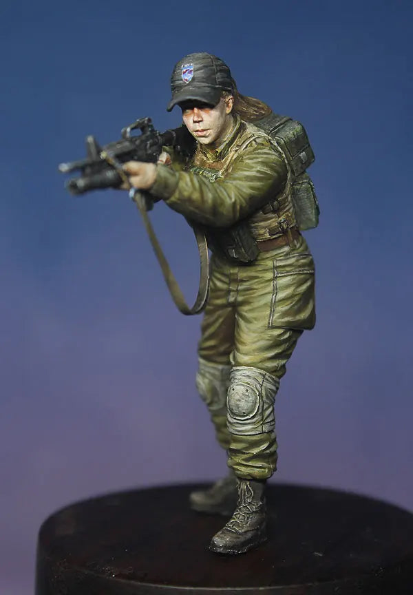 1/35 Modern Female Soldier in Tactical Vest with M4 Rifle, Resin Model Figure Kit, Unassembled and Unpainted