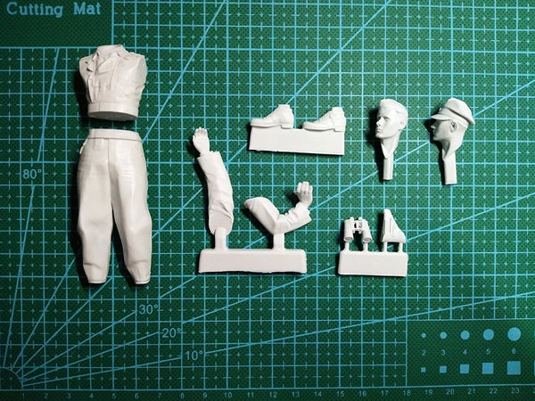 1/16 WWII German Panzer Crew in Soft Caps and Helmets, 3 Figures, Resin Model Figure Kit, Unassembled and Unpainted