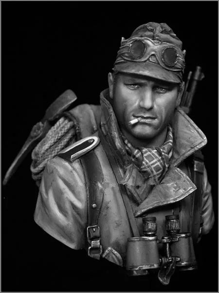 1/10 WWII German Infantryman with Raised Goggles and Rifle, Resin Model Bust Kit, Unassembled and Unpainted