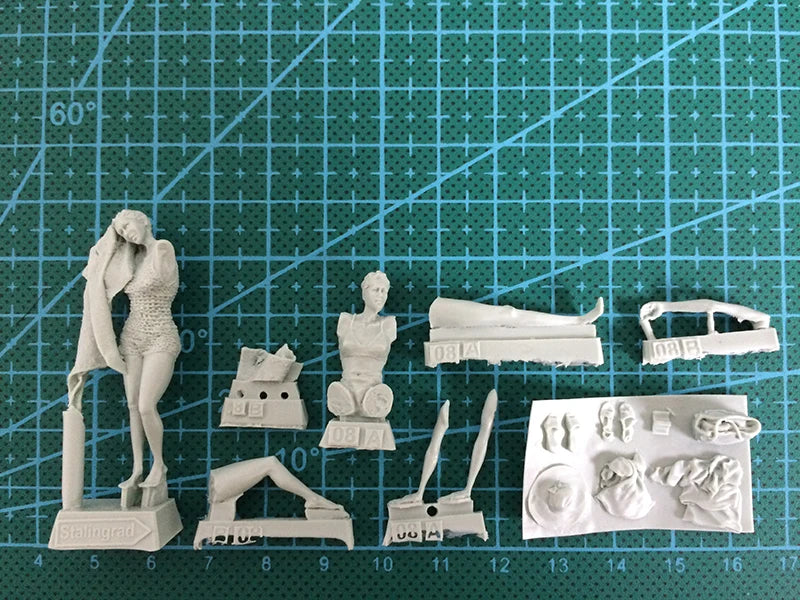 1/35 WWII Female Civilians on Beach, 2 Figures, Resin Model Figure Kit, Unassembled and Unpainted