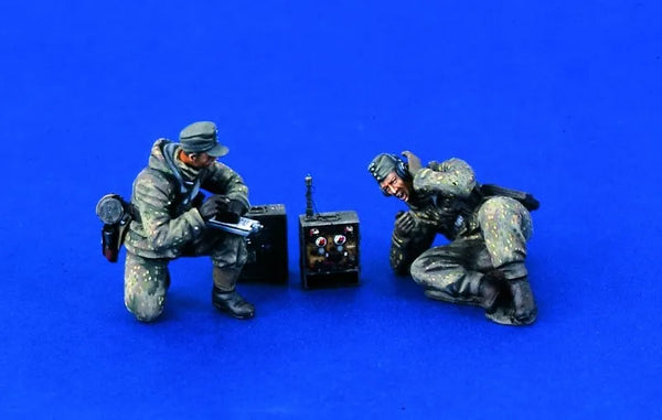 1/35 WWII Radio Team, 2 Figures, Resin Model Figure Kit, Unassembled and Unpainted