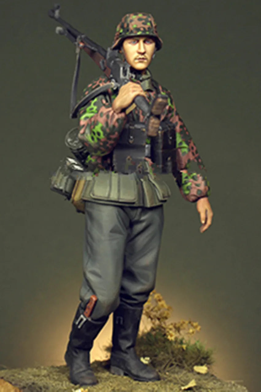 1/16 WWII German Infantry with Rifle and Gas Mask, Resin Model Figure Kit, Unassembled and Unpainted