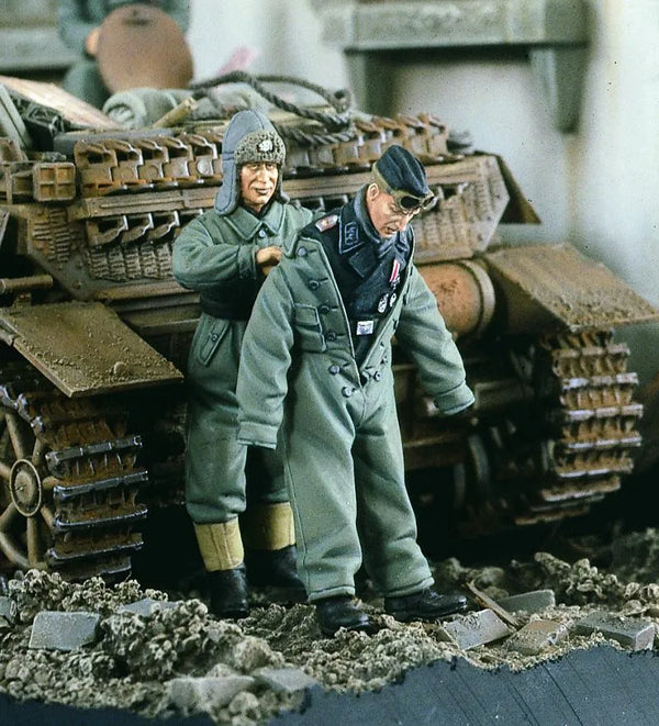 1/35 Cold War Soviet Cold War Tank Crew, 2 Figures, Resin Model Figure Kit, Unassembled and Unpainted