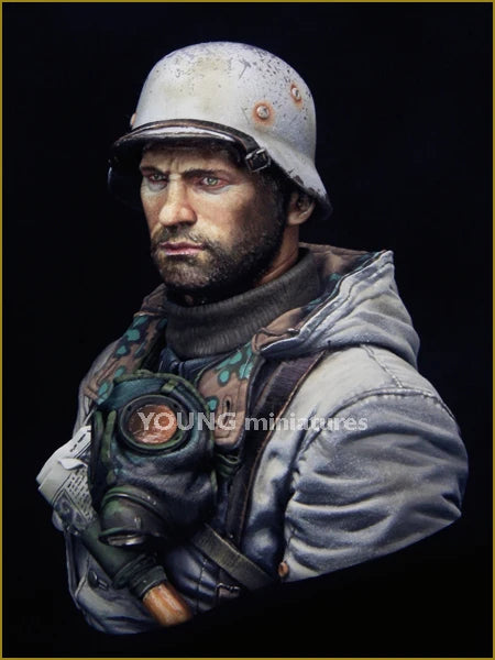 1/10 WWII German Infantry with Rifle and Binoculars, Resin Model Bust Kit, Unassembled and Unpainted