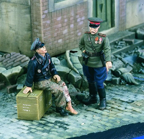 1/35 WWII German Officers Examining Ammunition Crate, 2 Figures, Resin Model Figure Kit, Unassembled and Unpainted