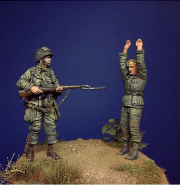 1/35 WWII German Soldier and Surrendering Prisoner, Resin Model Figure Kit, Unassembled and Unpainted