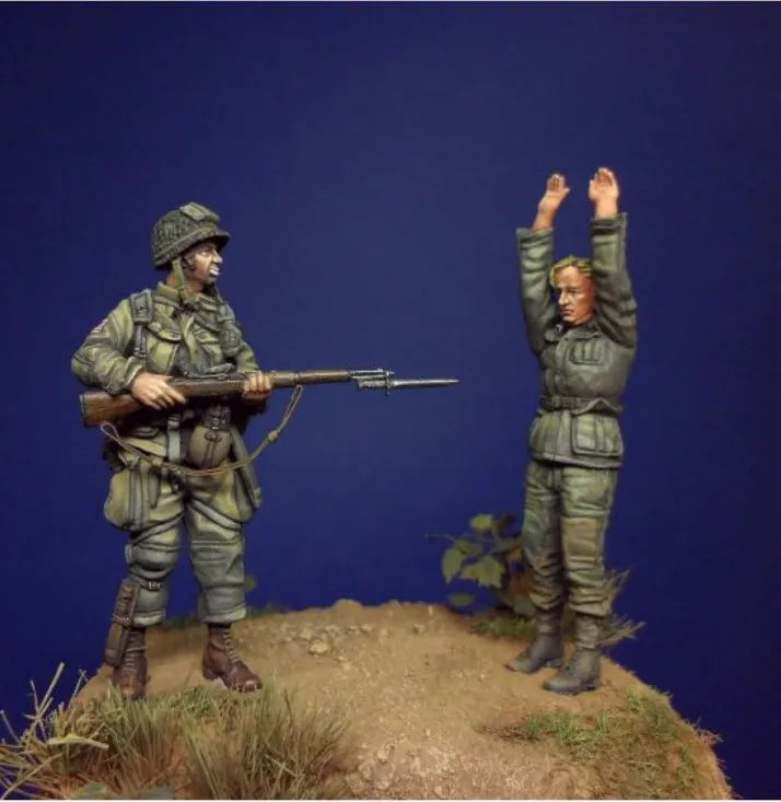 1/35 WWII German Soldier and Surrendering Prisoner, Resin Model Figure Kit, Unassembled and Unpainted