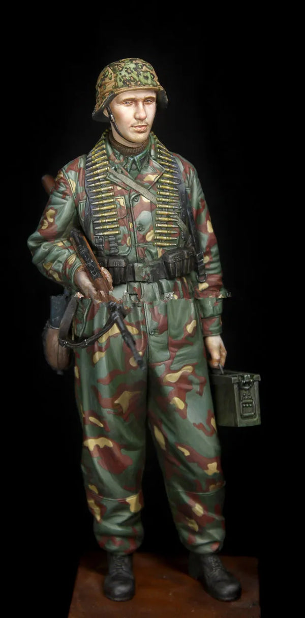 1/16 WWII German Infantry with MP40 and Ammo Belt, Resin Model Figure Kit, Unassembled and Unpainted