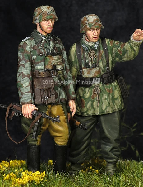 1/35 WWII German Officer with Combat Squad, 4 Figures, Resin Model Figure Kit, Unassembled and Unpainted
