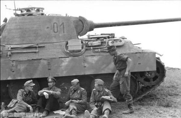 1/35 WWII German Panzer Tank with Crew, 4 Figures, Resin Model Vehicle Kit, Unassembled and Unpainted