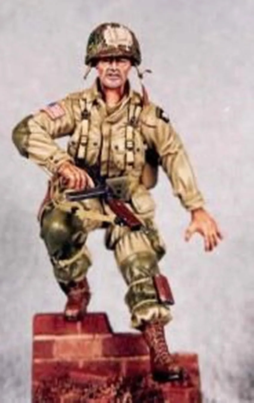 1/16 WWII German Infantry Advancing with MP40, Resin Model Figure Kit, Unassembled and Unpainted