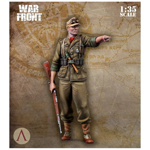 1/35 WWII German Soldier Pointing Forward, Resin Model Figure Kit, Unassembled and Unpainted