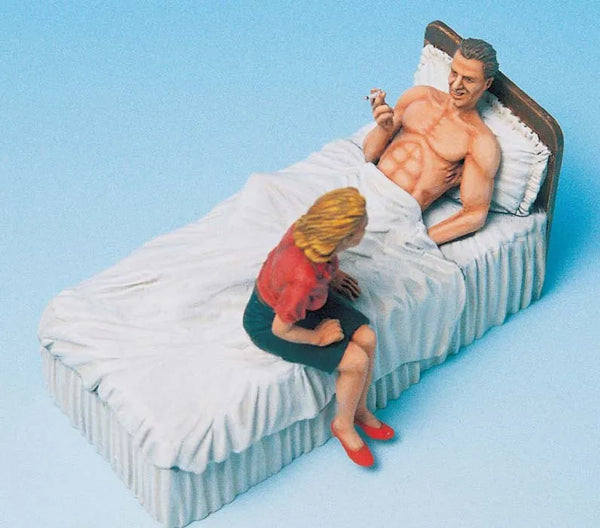 1/35 Soldier & Girlfriend with Bed, 2 Figures, Resin Model Figure Kit, Unassembled and Unpainted