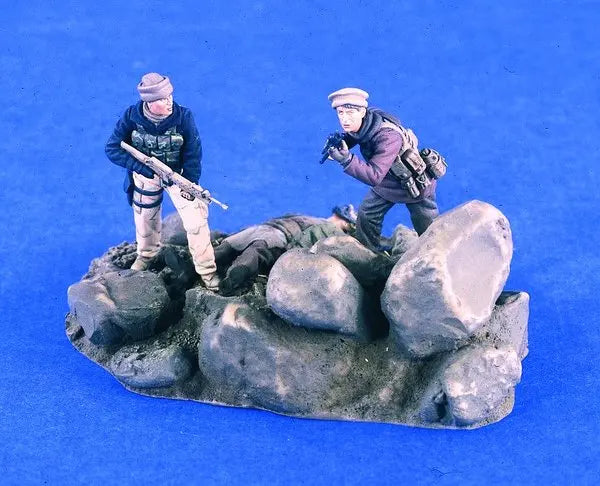 1/35 WWII Sci-Fi Commandos in Tactical Armor Climbing, 3 Figures, Resin Model Figure Kit, Unassembled and Unpainted