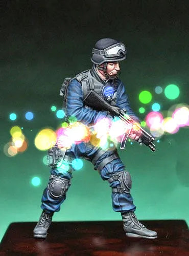 1/35 Modern Tactical Operator in Ready Stance with Rifle, Resin Model Figure Kit, Unassembled and Unpainted
