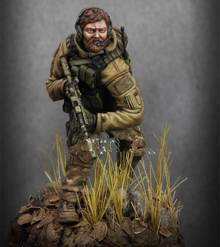 1/24 Modern Bearded Operator Advancing in Tan Gear, Resin Model Figure Kit, Unassembled and Unpainted