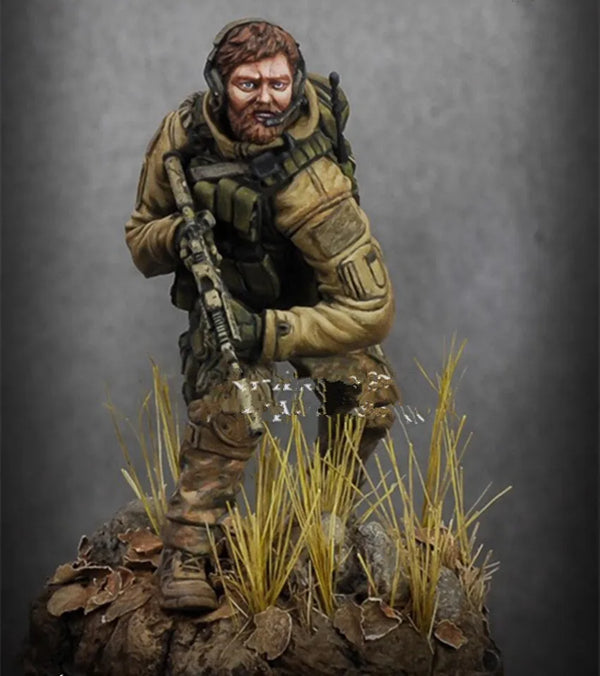1/24 Modern Bearded Operator Advancing in Tan Gear, Resin Model Figure Kit, Unassembled and Unpainted