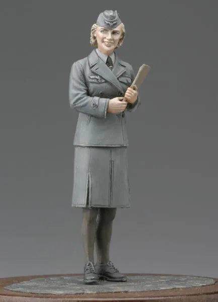 1/35 WWII Female Soldier, Resin Model Figure Kit, Unassembled and Unpainted