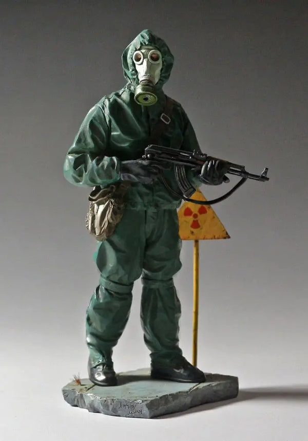 1/16 WWII German Soldier in Gas Mask with MP40, Resin Model Figure Kit, Unassembled and Unpainted