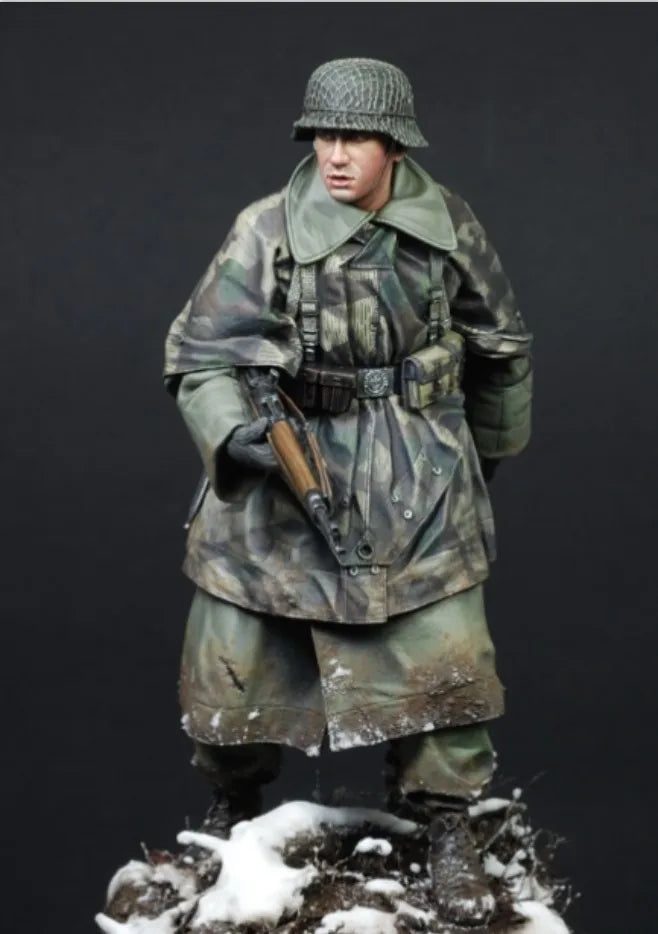 1/16 WWII German Infantry Armed with Karabiner 98k, Resin Model Figure Kit, Unassembled and Unpainted