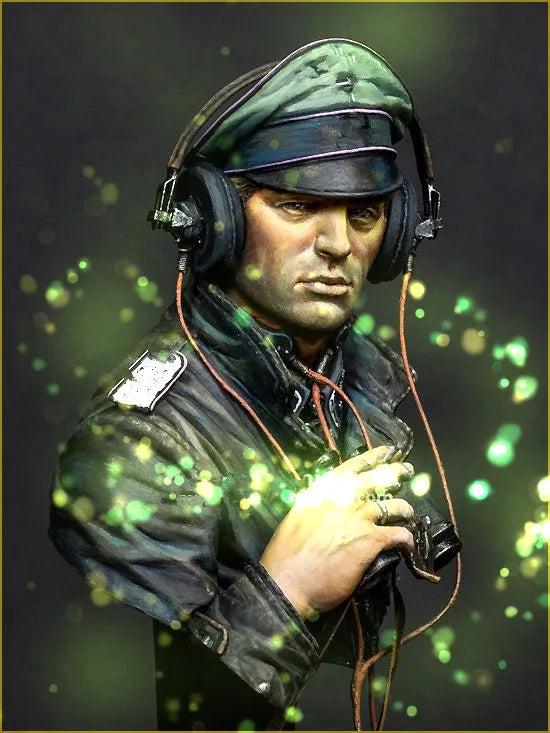 1/10 Modern Tactical Communications Operator with Headset, Resin Model Bust Kit, Unassembled and Unpainted