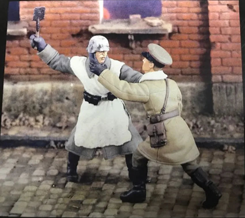 1/35 WWI Russian Infantryman Throwing Grenade, Resin Model Figure Kit, Unassembled and Unpainted