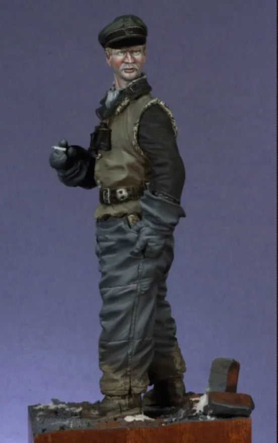 1/16 WWII German Officer with MP40 and Cap, Resin Model Figure Kit, Unassembled and Unpainted
