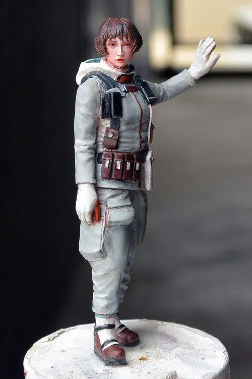 1/20 Female Sci-Fi Soldier with Raised Hand, Resin Model Figure Kit, Sci-Fi Theme, Unassembled and Unpainted
