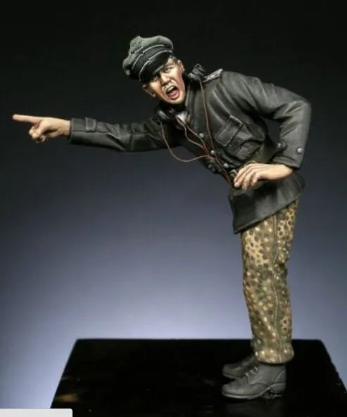 1/35 WWII German Officer in Black Leather Jacket Pointing, Resin Model Figure Kit, Unassembled and Unpainted