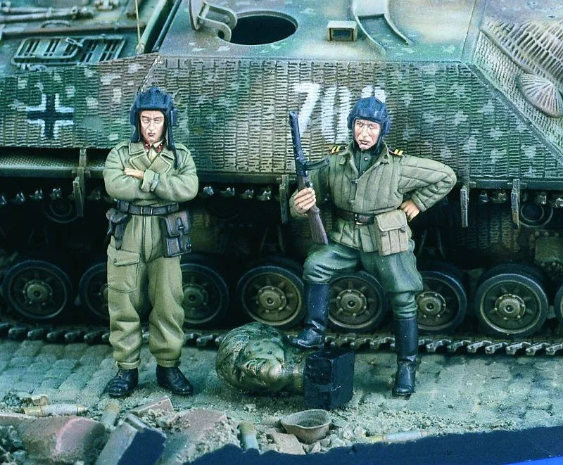 1/35 WWII Soviet Tank Crew with Commander and Binoculars, 2 Figures, Resin Model Figure Kit, Unassembled and Unpainted