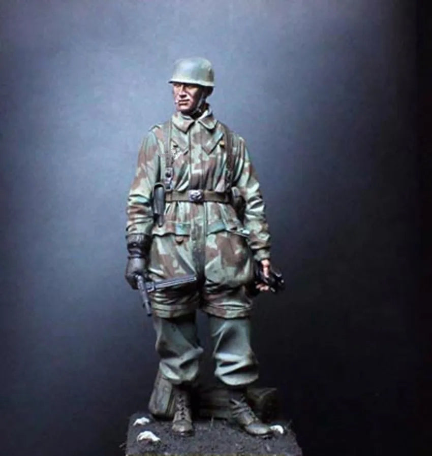 1/16 WWII German Infantryman in Stahlhelm with Puttees, Resin Model Figure Kit, Unassembled and Unpainted