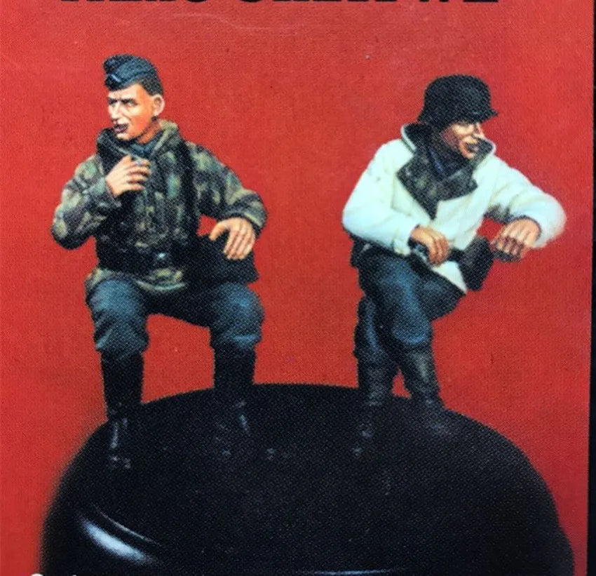 1/35 WWII Street, 3 Figures, Resin Model Figure Kit, Unassembled and Unpainted